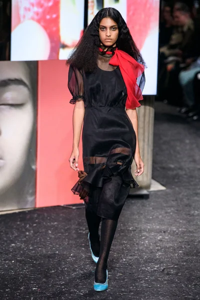 Look 16